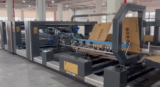 Macchina adesiva a cartone completamente automatica filo piatto con alimentazione a cintura di aspirazione